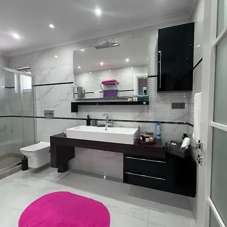 Bahceli Verandali Sirin Ev Havalimanina Yakin *