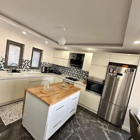 Bahceli Verandali Sirin Ev Havalimanina Yakin *