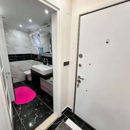 Bahceli Verandali Sirin Ev Havalimanina Yakin Villa *