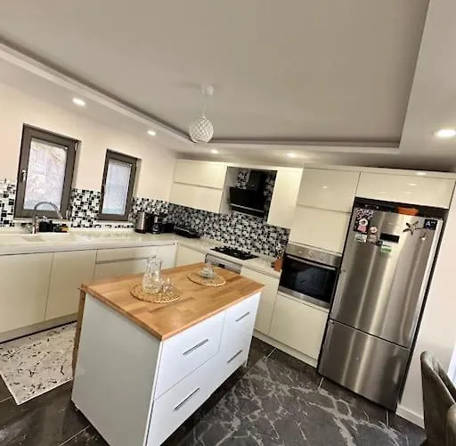 Bahceli Verandali Sirin Ev Havalimanina Yakin *