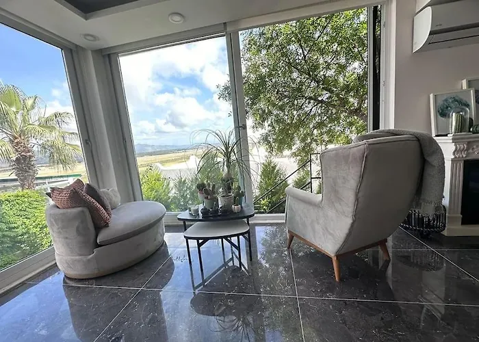 Bahceli Verandali Sirin Ev Havalimanina Yakin *